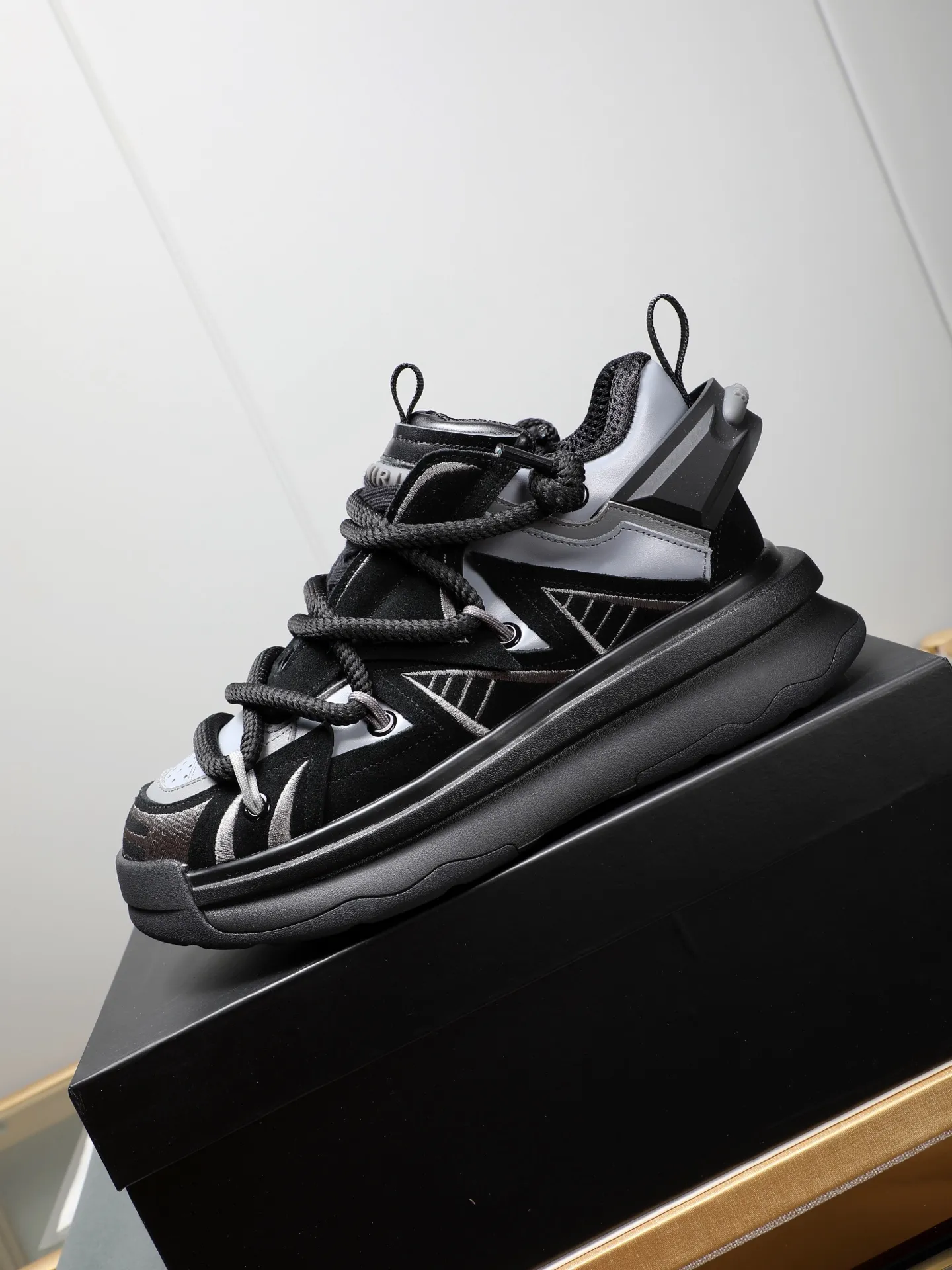 Men's men's shoes💰600 [AMIRI～AMIRI] 2025 spring and summer series new casual shoes🆕The large tongue on the upper and the cross shoe string design are very special! Made of cowhide➕multiple materials spliced➕in breathable mesh, thickened and oversized foam-resistant outsole, it will look good on whoever wears it! The appearance is responsible, the feet are retro and handsome! Size:39-44 (38, 45, 46 customized)